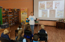 Библиотекарь Ольга Бадагазина на встрече со школьниками в центральной детской библиотеке