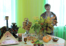Библиотекарь Елена Кузьмина угощала гостей горячим рябиновым чаем и сладостями