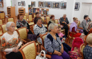 Гости творческой встречи с краснотурьинской поэтессой Еленой Камневой в центральной городской библиотеке