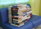 Книги, подаренные участниками акции «Дарите книги с любовью!», в центральной городской библиотеке
