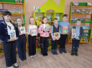 Участники акции «Дарите книги с любовью!» в центральной детской библиотеке