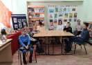 Участники часа патриотического воспитания, посвященного Дню защитника Отечества, в библиотеке № 6 поселка Чернореченск