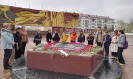 Читатели библиотеки № 8 возложили цветы к Вечному огню на центральной площади города