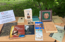Книжная выставка на библиотечной площадке «Библиодворик»