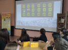 Участники интеллектуальной квиз-игры «Школьные вопросики» в центральной детской библиотеке