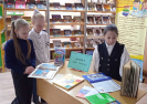 Участники правовой игры с интересом рассматривали книги с выставки в центральной детской библиотеке