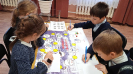 Юные посетители детской библиотеки играют в настольную игру «Знакомство с городом»