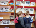 Участники памятного мероприятия в центральной детской библиотеке познакомились с книжной выставкой, рассказывающей о героизме и стойкости жителей блокадного Ленинграда