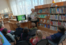 Участники литературно-познавательного часа, посвященного творчеству детского писателя Виталия Бианки, в библиотеке № 10