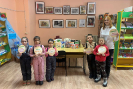 Участники акции «Дарите книги с любовью» в центральной детской библиотеке